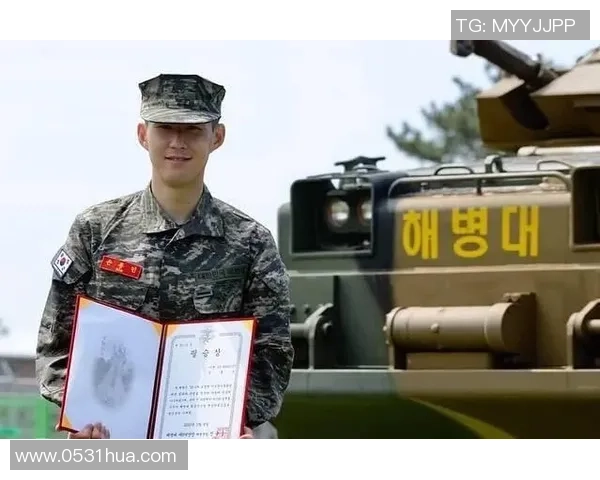 足球明星分享军事经历与训练心得探讨运动与军队的相似之处