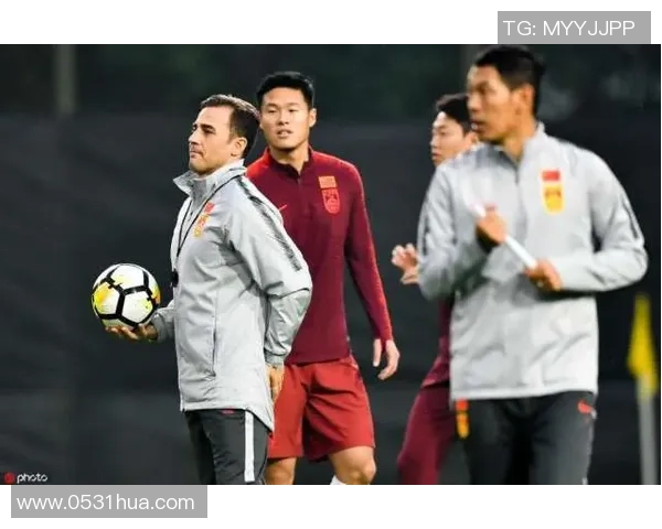 足球明星与儿子亲密互动温馨瞬间展现父子情深的美好时光